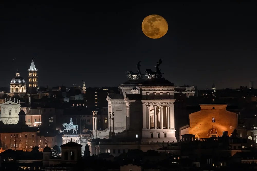 Pedalata di luna delle fragole: Un’esperienza magica sotto la luna piena di Roma