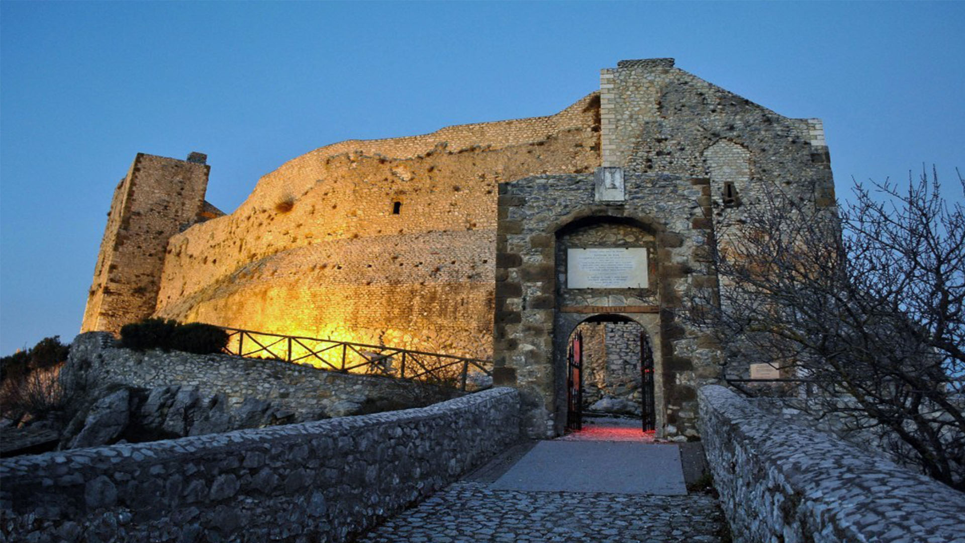Castel San Pietro si trasforma in un teatro a cielo aperto