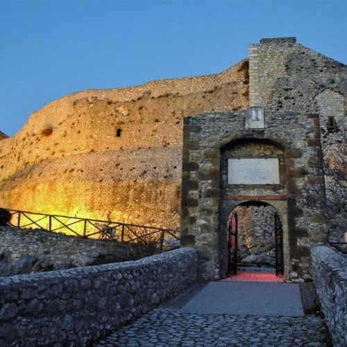 Castel San Pietro si trasforma in un teatro a cielo aperto